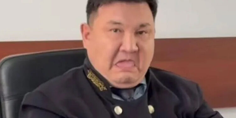 Why do some Kazakhstani judges behave provocatively during court hearings, throwing away all decency?